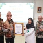 Dirti BPJS Kesehatan Beri Penghargaan kepada RS Bunda Palembang (1) Dirti bpjs kesehatan beri penghargaan kepada rs bunda palembang (1)
